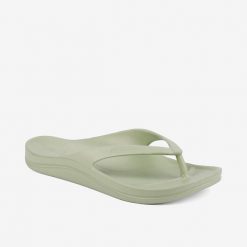 Damskie klapki Coqui Naitiri. Zielone klapki Coqui, bez wzorów, klasyczne, bez obcasa, bez zapięcia. Za 114.99 zł.
