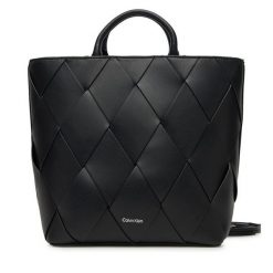 Torebka Calvin Klein. Czarne torebki klasyczne Calvin Klein, bez wzorów, klasyczne, bez dodatków. Za 399.99 zł.