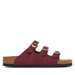 Klapki Birkenstock. Czerwone klapki Birkenstock, bez wzorów, bez obcasa, bez zapięcia. Za 525.99 zł.