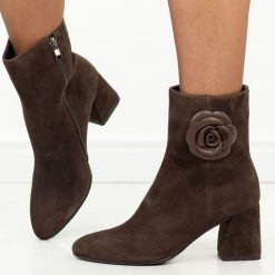 Brązowe skórzane botki damskie na słupku DiA 9053. Brązowe botki DiA, z aplikacjami, z jeansu, eleganckie, bez obcasa, na słupku, bez zapięcia. Za 439.00 zł.