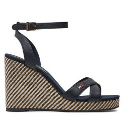 Sandały Tommy Hilfiger. Niebieskie sandały Tommy Hilfiger, bez wzorów, bez obcasa, na koturnie, bez zapięcia. Za 369.99 zł.