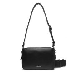 Torebka Calvin Klein. Czarne listonoszki Calvin Klein, bez wzorów, bez dodatków. Za 339.99 zł.