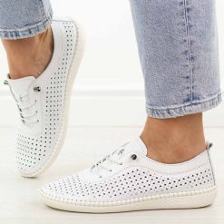 Białe ażurowane skórzane półbuty damskie T.Sokolski 2023-1. Białe półbuty wsuwane Sokolski, na jesień, bez wzorów, z jeansu, klasyczne, z okrągłym noskiem, bez obcasa, na płaskiej podeszwie. Za 249.00 zł.