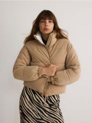 Pikowana kurtka z wysoką stójką - beżowy. Brązowe kurtki Reserved, l, bez wzorów, z tkaniny, bez kaptura. W wyprzedaży za 79.99 zł.