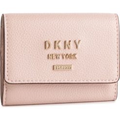 Mały Portfel Damski DKNY - R91ZHB07 Iconic Blush 3IB. Czerwone portfele DKNY, bez wzorów, ze skóry. W wyprzedaży za 229.00 zł.