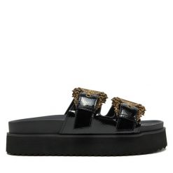Klapki Versace Jeans Couture. Czarne klapki Versace Jeans Couture, bez wzorów, z jeansu, bez obcasa, bez zapięcia. Za 799.99 zł.