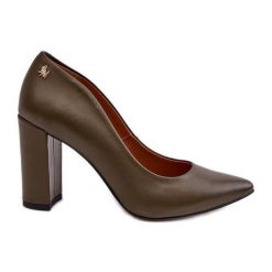 Skórzane Czółenka Na Słupku Laura Messi 2624/227 Ciemnozielone. Zielone czółenka bez wzorów, ze skóry, eleganckie, bez obcasa, na obcasie, bez zapięcia. Za 447.93 zł.