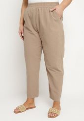 Ciemnobeżowe Klasyczne Spodnie Bawełniane z Gumką w Pasie Olozi. Brązowe jeansy Born2be, plus size, bez wzorów, z bawełny, eleganckie. W wyprzedaży za 55.24 zł.