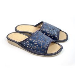 Kapcie klapki damskie R.37 ażurowe wygodne lekkie profilowane KD-02-DB-37. Niebieskie kapcie w ażurowe wzory, z lakierowanej skóry. Za 23.37 zł.
