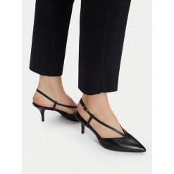 Czółenka Tamaris. Czarne czółenka Tamaris, bez wzorów, bez obcasa, bez zapięcia. Za 263.99 zł.