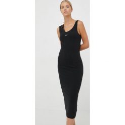 Reebok Classic sukienka kolor czarny midi dopasowana. Czarne sukienki Reebok Classic, l, bez wzorów, z dzianiny, bez kołnierzyka, bez ramiączek, midi, dopasowane. W wyprzedaży za 129.99 zł.