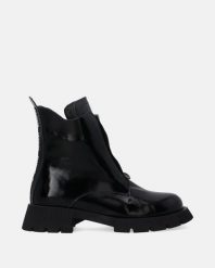 OCIEPLANE BOTKI Z LAKIEROWANEJ SKÓRY E069PABLOBB029. Botki Venezia, bez wzorów, ze skóry, bez obcasa, bez zapięcia. Za 399.00 zł.
