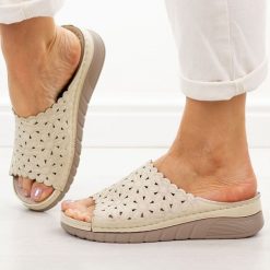 Beżowe klapki damskie Vinceza 85207. Brązowe klapki VINCEZA, bez wzorów, z jeansu, casualowe, bez obcasa, bez zapięcia. Za 139.00 zł.