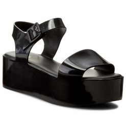 Sandały Melissa. Czarne sandały Melissa, bez wzorów, bez obcasa, na koturnie, bez zapięcia. Za 399.99 zł.