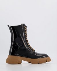 LAKIEROWANE BOTKI 10029 BLACK. Czarne botki Venezia, bez wzorów, z lakierowanej skóry, bez obcasa, bez zapięcia. Za 279.00 zł.