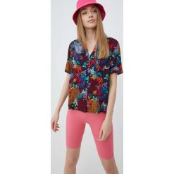 Superdry koszula damska kolor granatowy relaxed z kołnierzykiem klasycznym. Niebieskie koszule Superdry, s, bez wzorów, z tkaniny, klasyczne, bez kołnierzyka, bez ramiączek. W wyprzedaży za 159.99 zł.
