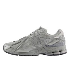 Buty do chodzenia dla dorosłych New Balance 1906A Concrete Silver Metallic. Szare buty do biegania New Balance, bez wzorów, z materiału, bez zapięcia, do biegania. Za 846.80 zł.