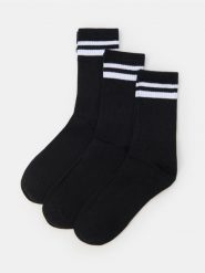 Prązkowane skarpetki 3 pack - czarny. Czarne skarpetki Sinsay, bez wzorów, prążkowane. Za 15.99 zł.