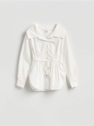 Koszula z dekoracyjnym kołnierzem - biały. Białe koszule Reserved, l, bez wzorów, z bawełny, bez kołnierzyka, bez ramiączek. Za 179.99 zł.