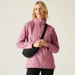 Kurtka turystyczna damska Daysha II wodoodporna. Czerwone kurtki przeciwdeszczowe Regatta, xl, bez wzorów, bez kaptura, trekkingowe. Za 249.99 zł.