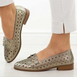 Złote ażurowe półbuty damskie M.Daszyński 25113-7. Żółte półbuty wsuwane M.Daszyński, na lato, z aplikacjami, ze skóry, casualowe, bez obcasa, na płaskiej podeszwie. Za 219.00 zł.