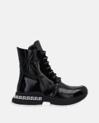 LAKIEROWANE SPORTOWE BOTKI 82665 PAT BLACK. Czarne botki Venezia, bez wzorów, z lakierowanej skóry, sportowe, bez obcasa, bez zapięcia. Za 319.00 zł.