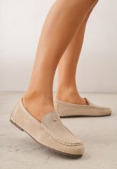 Jasnobeżowe Mokasyny VICES ze Skórzaną Wkładką i Metalową Ozdobą Aquilin. Brązowe mokasyny Born2be, z aplikacjami, z materiału, z okrągłym noskiem. Za 89.99 zł.