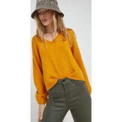 JDY sweter damski kolor żółty lekki. Żółte swetry JDY, l, bez wzorów, bez ramiączek. W wyprzedaży za 87.99 zł.