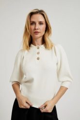 Sweter z krótkimi rękawami i ozdobnymi guzikami ecru. Swetry MOODO, m, bez wzorów, z poliamidu, bez ramiączek. W wyprzedaży za 59.99 zł.