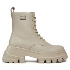 Trapery Tommy Jeans. Brązowe traperki Tommy Jeans, bez wzorów, z jeansu, bez obcasa, bez zapięcia. Za 799.99 zł.