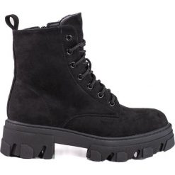 Botki damskie sznurowane z zamszu ekologicznego czarne. Czarne botki bez wzorów, ze skóry ekologicznej, eleganckie, bez obcasa, bez zapięcia. Za 231.50 zł.