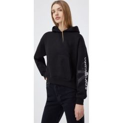 Calvin Klein Jeans bluza damska kolor czarny z kapturem z nadrukiem. Czarne bluzy Calvin Klein Jeans, l, bez wzorów, z jeansu, bez ramiączek, z kapturem. Za 449.99 zł.