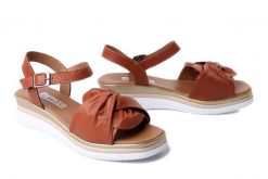 Artiker Relaks 58C3195 Brązowy, sandały damskie. Brązowe sandały Artiker Relaks, bez wzorów, ze skóry, bez obcasa, na koturnie, bez zapięcia. Za 239.90 zł.