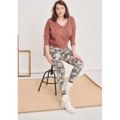 Bluzka Bart 2 Plus Size Cynamon. Bluzki blue shadow, plus size, bez wzorów, z bawełny, bez kołnierzyka, plus size, bez ramiączek. Za 119.90 zł.