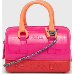 Furla torebka kolor różowy. Czerwone listonoszki Furla, bez wzorów, z włókna, na ramię, bez dodatków. Za 729.99 zł.