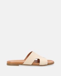 BEŻOWE KLAPKI DAMSKIE 166MK1DAR BEIGE. Brązowe klapki Venezia, bez wzorów, ze skóry, bez obcasa, bez zapięcia. Za 209.00 zł.