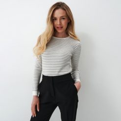 Sweter z błyszczącą nitką - Biały. Białe swetry Mohito, l, bez wzorów, bez ramiączek. Za 99.99 zł.
