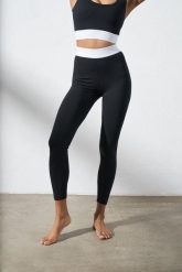 Legginsy do jogi Moonholi Basic z długimi nogawkami. Czarne legginsy MOONHOLI, bez wzorów, z elastanu, klasyczne, długie. Za 299.00 zł.