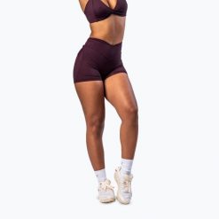 Spodenki treningowe damskie NEBBIA Strong Beauty. Czerwone szorty sportowe Nebbia, bez wzorów, z elastanu, na fitness i siłownię. Za 249.99 zł.