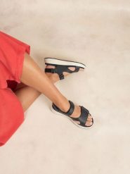 Skórzane sandały na obcasie damskie TBS Louisie. Czarne sandały TBS, bez wzorów, z materiału, eleganckie, bez obcasa, na koturnie, bez zapięcia. Za 372.50 zł.