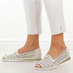 Białe skórzane półbuty damskie M.Daszyński Ol27-2. Białe półbuty wsuwane M.Daszyński, na lato, w ażurowe wzory, ze skóry, casualowe, z otwartym noskiem, bez obcasa, na płaskiej podeszwie. W wyprzedaży za 197.10 zł.