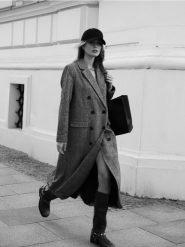 Długi dwurzędowy płaszcz - ciemnoszary. Szare płaszcze Reserved, l, bez wzorów, z tkaniny, bez kaptura. W wyprzedaży za 199.99 zł.