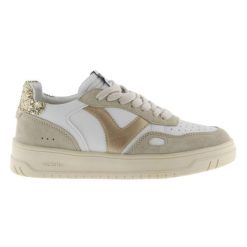 Damskie buty sportowe Victoria białe i beżowe. Białe buty sportowe lifestyle VICTORIA, na lato, bez wzorów, ze skóry, eleganckie, bez zapięcia. W wyprzedaży za 379.85 zł.