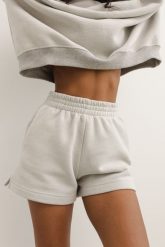 Szorty z dzianiny dresowej w kolorze MISTY GREY - LE PETIT-XL. Szare szorty sportowe Marsala, bez wzorów, z bawełny, z podwyższonym stanem, na fitness i siłownię. W wyprzedaży za 49.98 zł.