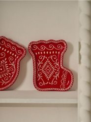 Świąteczny półmisek w kształcie skarpety z dekoracyjnym wzorem - czerwony. Czerwone skarpetki Sinsay, bez wzorów. Za 19.99 zł.