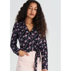 Kopertowa bluzka w kwiaty - Granatowy. Bluzki marki Sinsay. Za 49.99 zł.