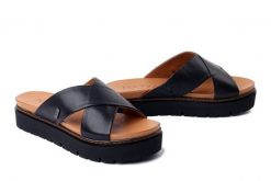 PIAZZA 900181-01 schwarz, klapki damskie. Czarne klapki Piazza, bez wzorów, ze skóry, bez obcasa, bez zapięcia. Za 254.92 zł.