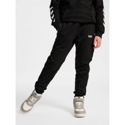 Spodnie dziecięce Hummel. Czarne szorty Hummel, bez wzorów, sportowe. Za 207.50 zł.