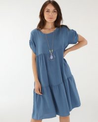 Sukienka z kolorowym naszyjnikiem. Niebieskie sukienki Unisono, l, bez wzorów, z wiskozy, bez kołnierzyka, bez ramiączek, mini. Za 139.00 zł.