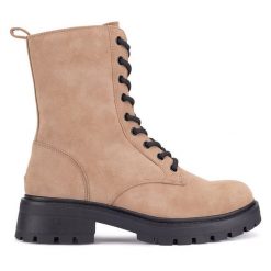 Botki JENNY. Brązowe botki Jenny, bez wzorów, bez obcasa, na płaskiej podeszwie, bez zapięcia. Za 169.99 zł.